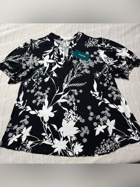 Anyally Women’s Black & White Floral Short Sleeve Top